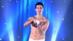 Michael Carbonaro, do Efeito Carbonaro, no show de mágica Shaving Dream.